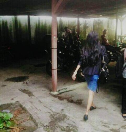SUATU SORE DI AREA PARKIR