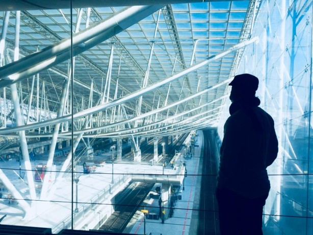 PEMUDA ITU MENGUNTIT SAYA HINGGA KE PARIS