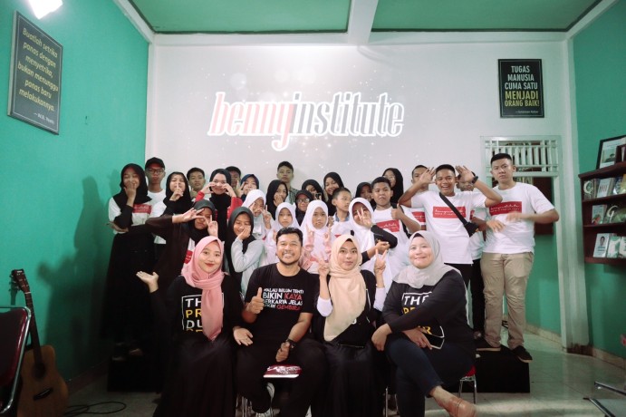 Students Show Benny Institute Sukses!