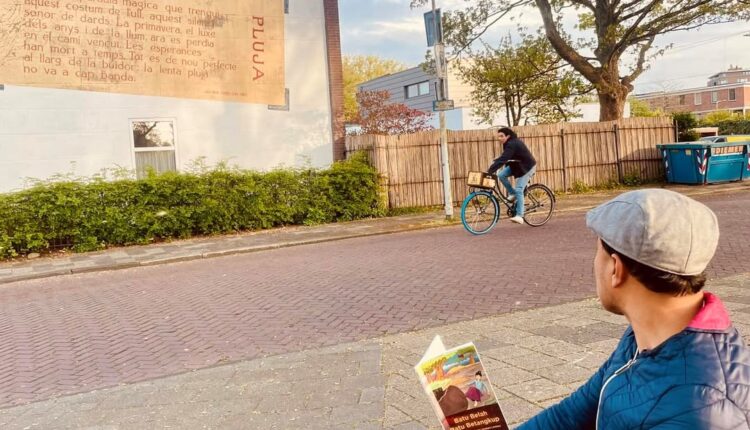 Periset Sastra Daerah Musi Rawas di hadapan dinding puisi Leiden